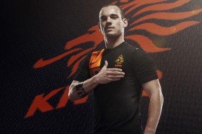 爱游戏在线登录入口-国足训练节奏紧凑，战术模拟演练频繁，国足战术打法