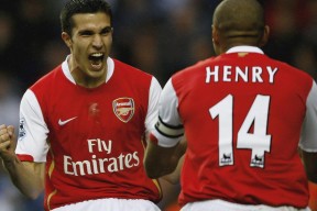 爱游戏娱乐-勇士队新赛季表现出色，逐渐提升排名，勇士队新赛季战绩