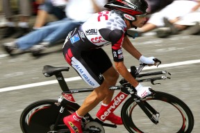 爱游戏在线登录入口-国际大赛再次掀起热潮，球迷激情致胜喝彩庆祝，国际足球大赛