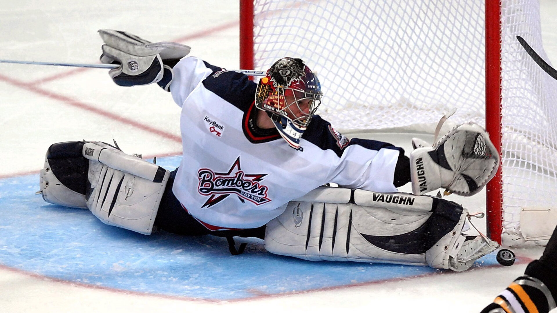 ayx体育下载安装-球迷狂欢夜:球场变成了欢乐的海洋,球迷疯狂庆祝照片